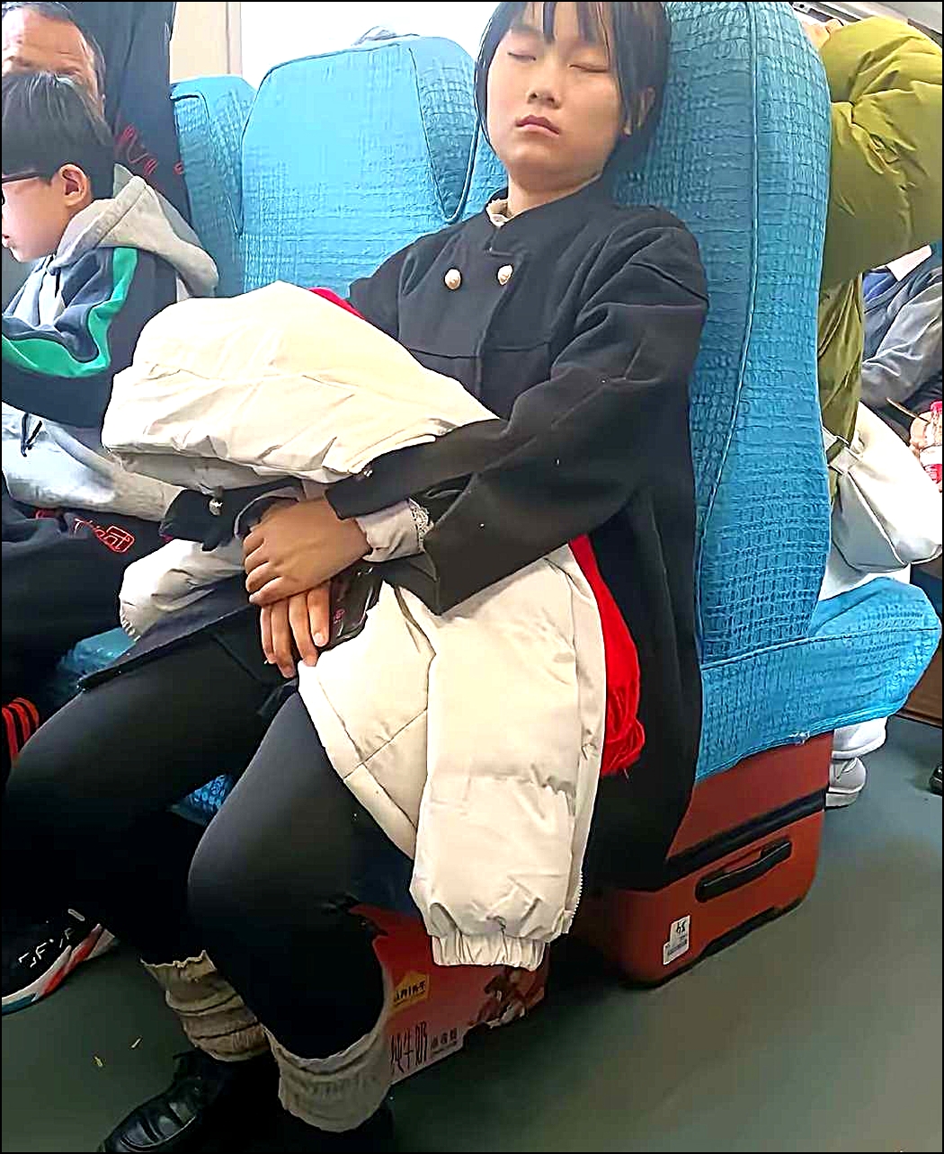看到我，她就故意摘下口罩
