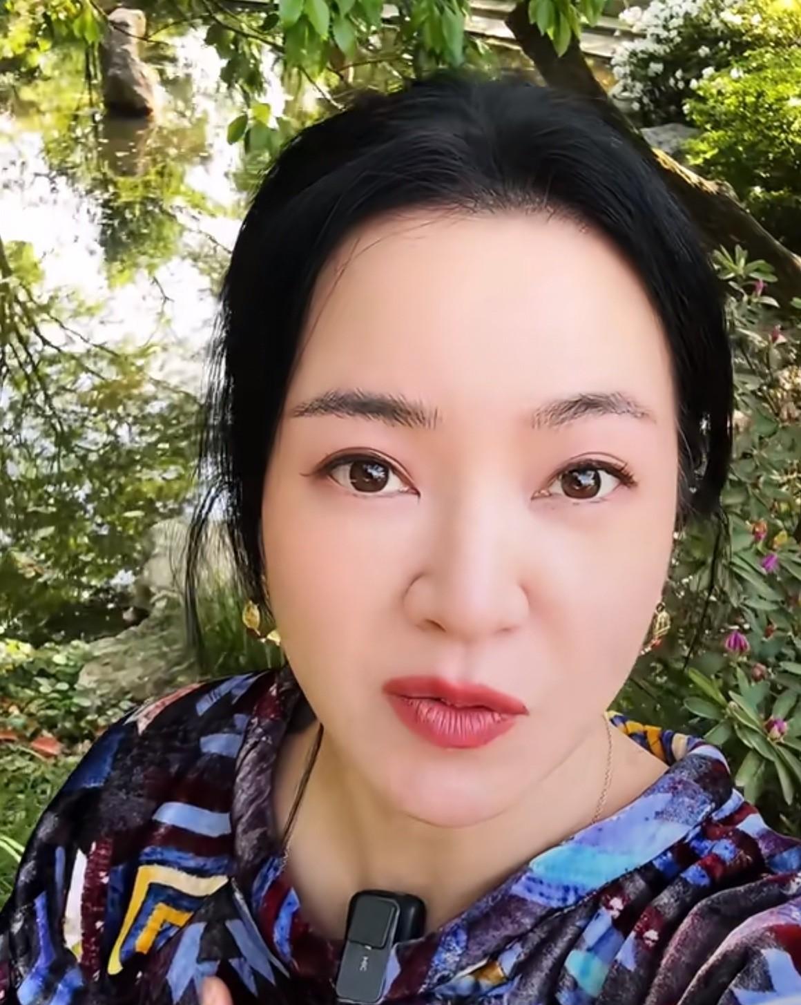 阿雅发视频
透露带着女儿柳小宝和小s的女儿许老三一起来户外玩了！两个孩子相差一岁