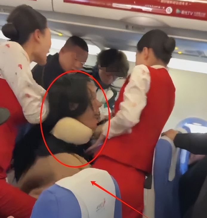 深圳航班空姐被咬事件！4月1日，深圳飞景德镇航班上，后座突然爆发出刺耳的争吵。两