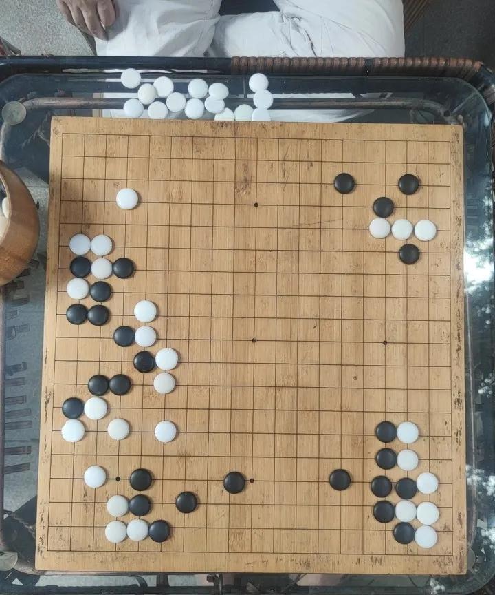 草根围棋，请你诊断。
这是我，一个业余野狐4d和一位棋友的对决。
如图局面，黑先