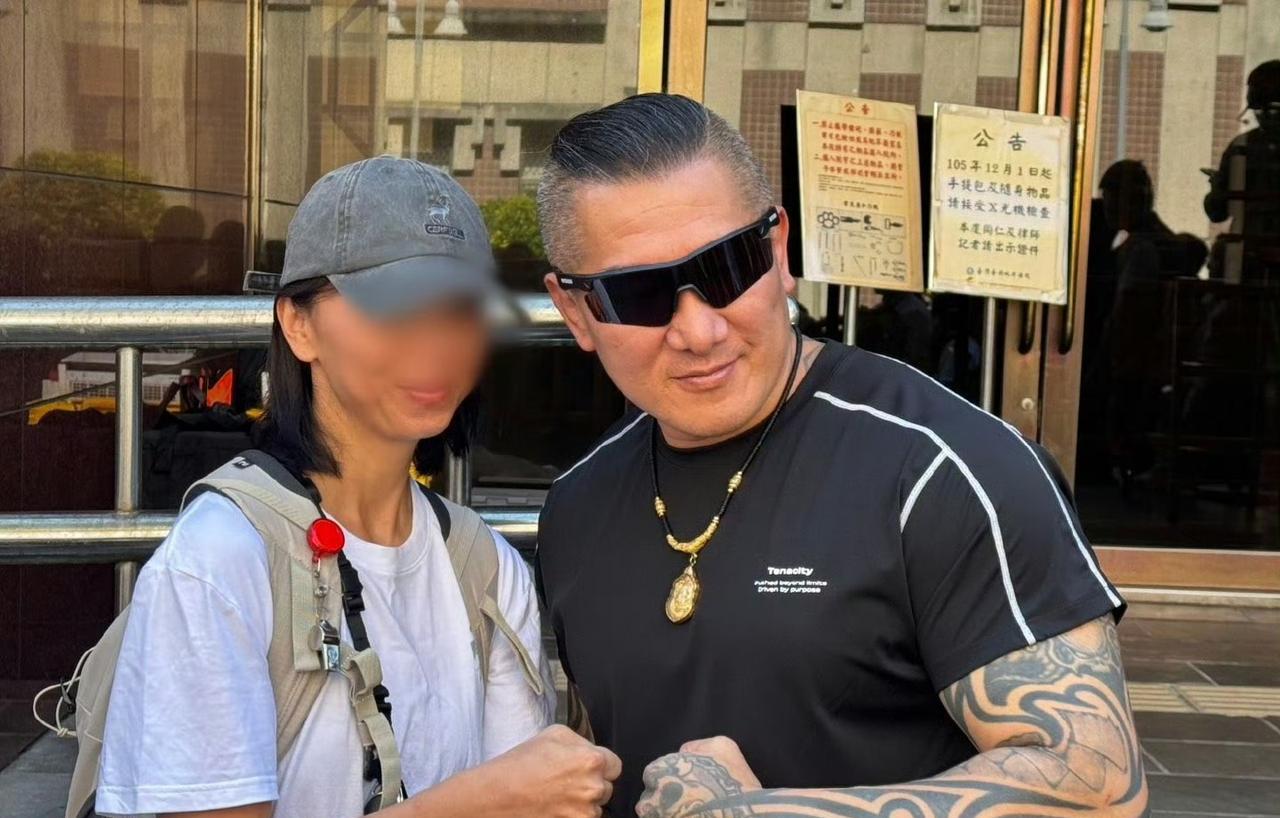 馆长这是要干嘛
馆长5日在直播中以激烈言辞谈论时事，突然语出惊人直呼“把赖清德狗