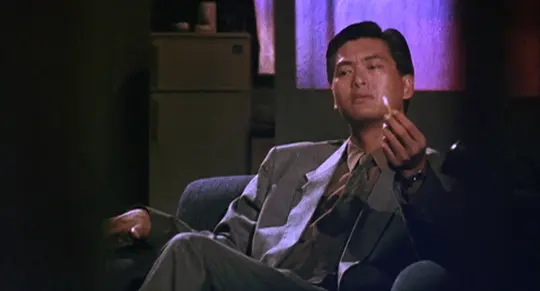    重温《喋血双雄》。那个年代的女明星美得很有特色，不像现在都是网红脸；那个年