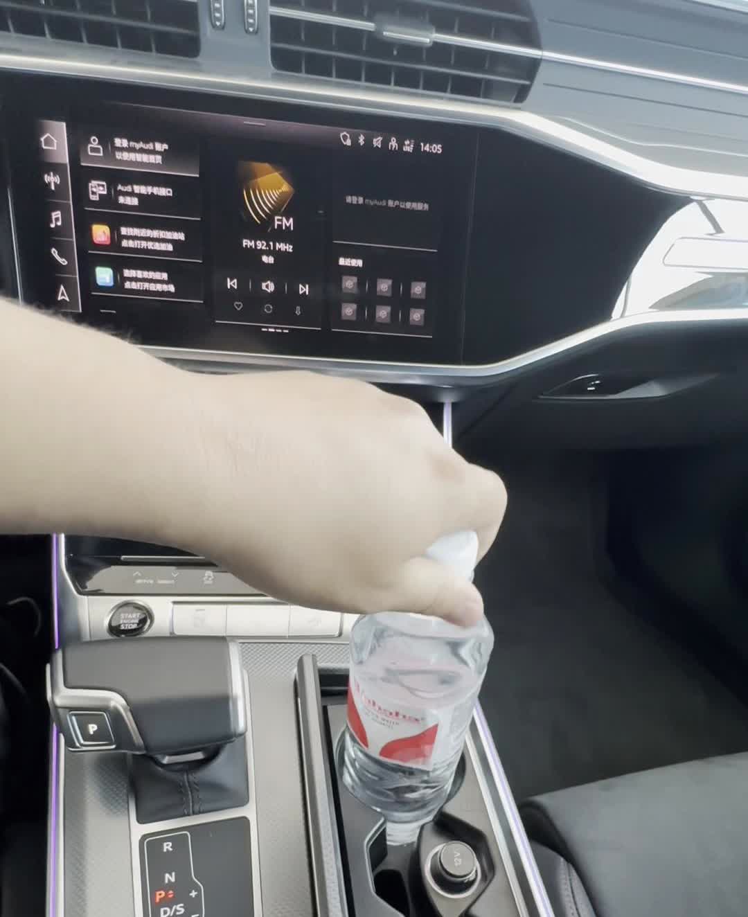 奥迪A6L静态体验。
轻拉门把手电动解锁，重拉门把手机械解锁。虚拟按键作出实体