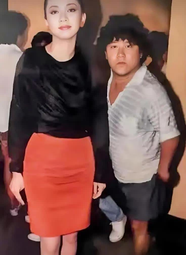 1988年曾志伟和25岁的梅艳芳一张耐人寻味的合影。双方都面无表情，曾志伟看着拖