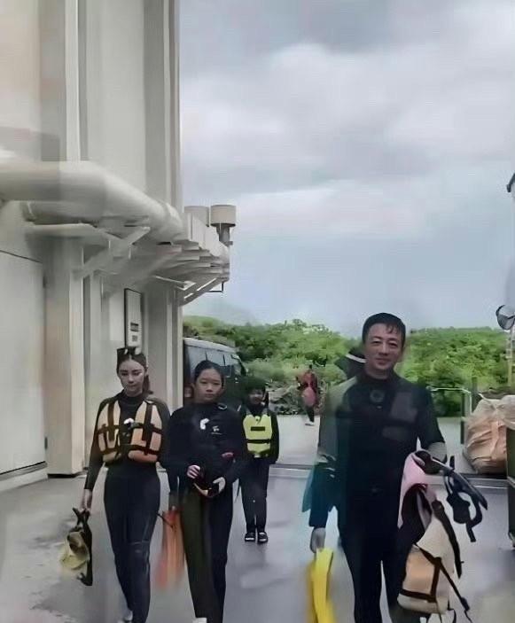 大S女儿小玥儿终于把头发扎起来啦！这一亮相，直接惊艳全网！
之前小玥儿总是长发披