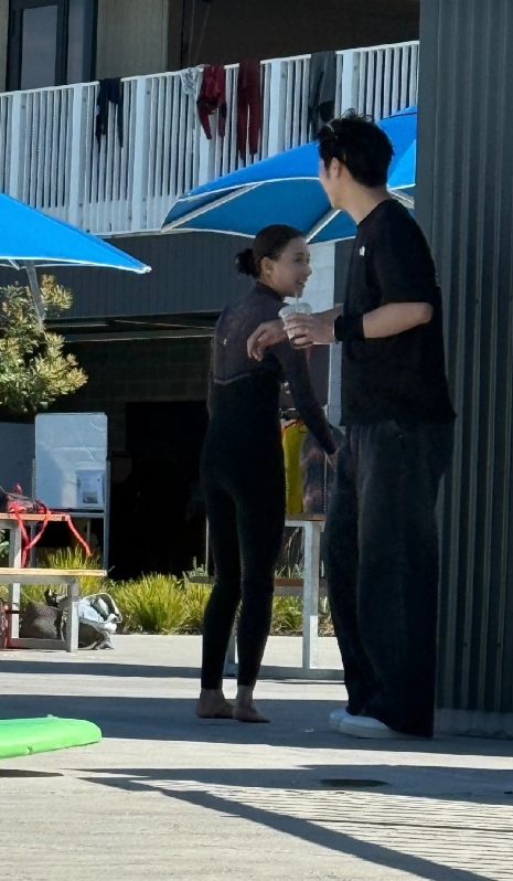 看到何超莲和老公窦骁在悉尼度假冲浪的恩爱画面，瞬间觉得网友们真是白心疼窦骁了！