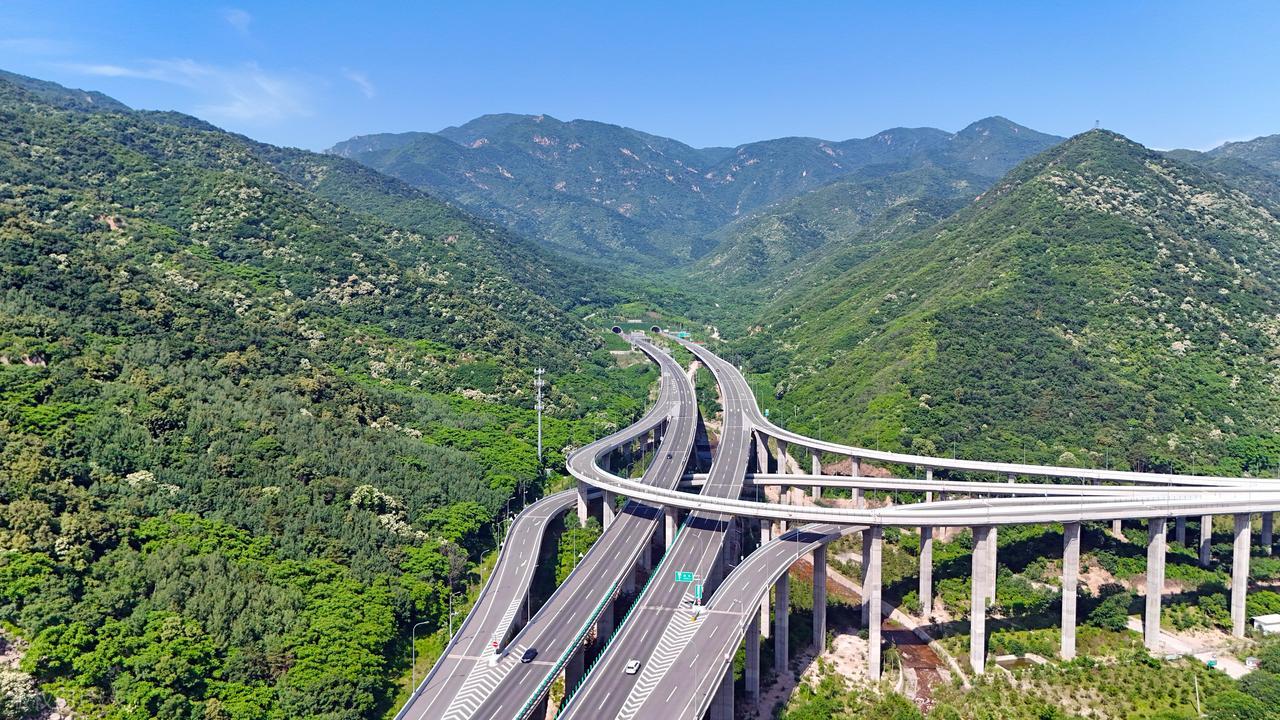 印度游客来中国体验公路，一上车就迷茫了：你们管这叫高速？