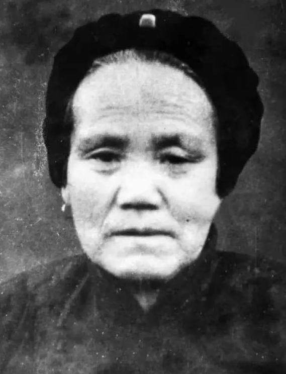 1944年，一个寡母把一团棉花塞进7岁儿子的嘴里。又用力地捂着儿子的嘴巴，直到孩