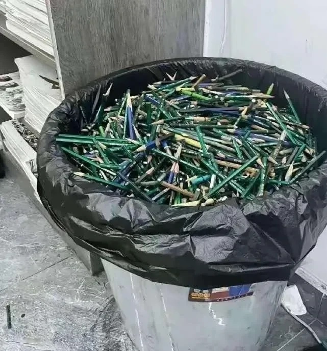 艺术考试的现场，要丢好多铅笔，请问这是为什么？