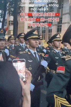 全越“追星”，中国永远是越南的光亮！在越南胡志明市街头，兵哥哥被喊“老公”都没脸
