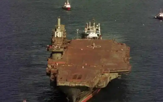 美国媒体搞大新闻，荒唐评价辽宁舰是全球第一烂航母，结果福特号自己先瘫了，被啪啪打脸！