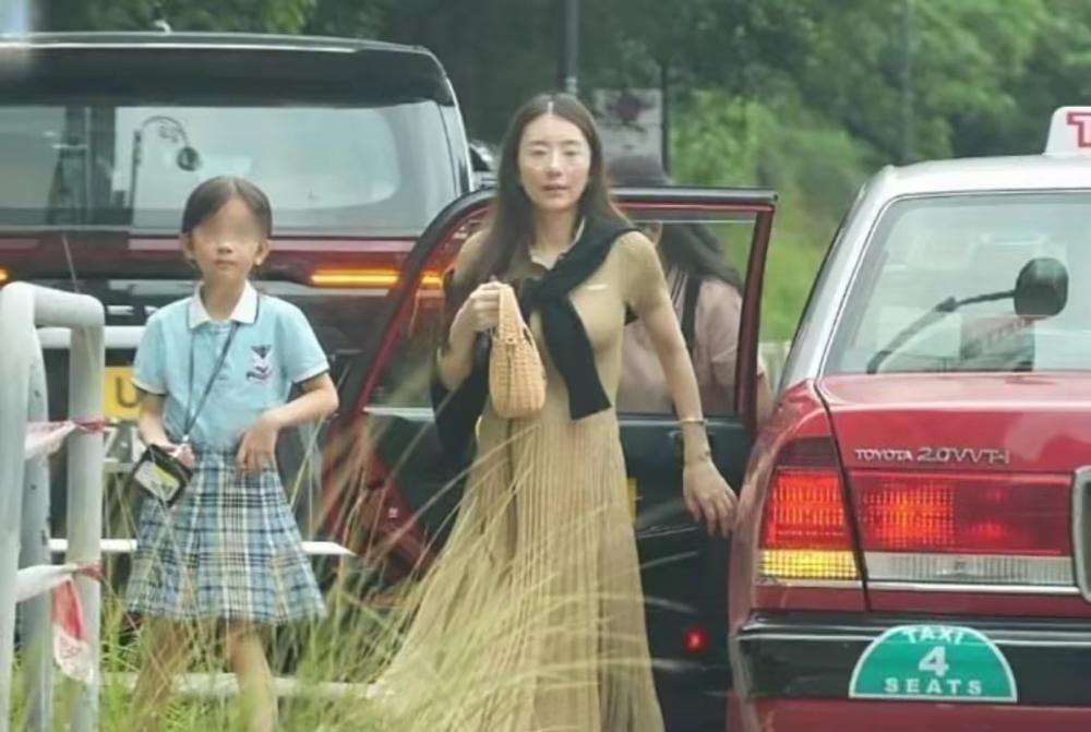 这才是真实镜头下的方媛，没有网传的那么漂亮，气色不好、挺憔悴，为拼儿子生三胎也挺