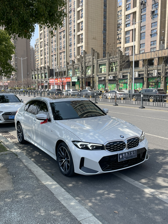 按F进入载具
也算是开上了，但是没有前年提1系那份喜悦