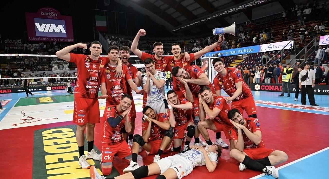 鲁贝让二追三总分3-2爆冷淘汰佩鲁贾 晋级意超男排决赛
4月24日佩鲁贾，意超男