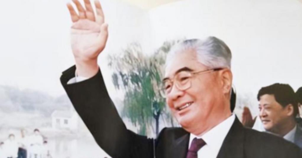 毛泽东问荣毅仁：“辽沈战役的时候，你卖给蒋介石军队的面粉真是霉烂的吗？”1956
