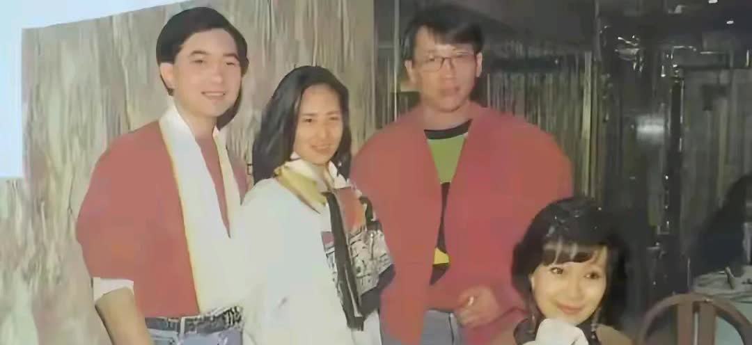 赌王是最懂人性的男人，个人认为，他允许他的女人可以对他恋爱脑，但他又惧怕自己的女