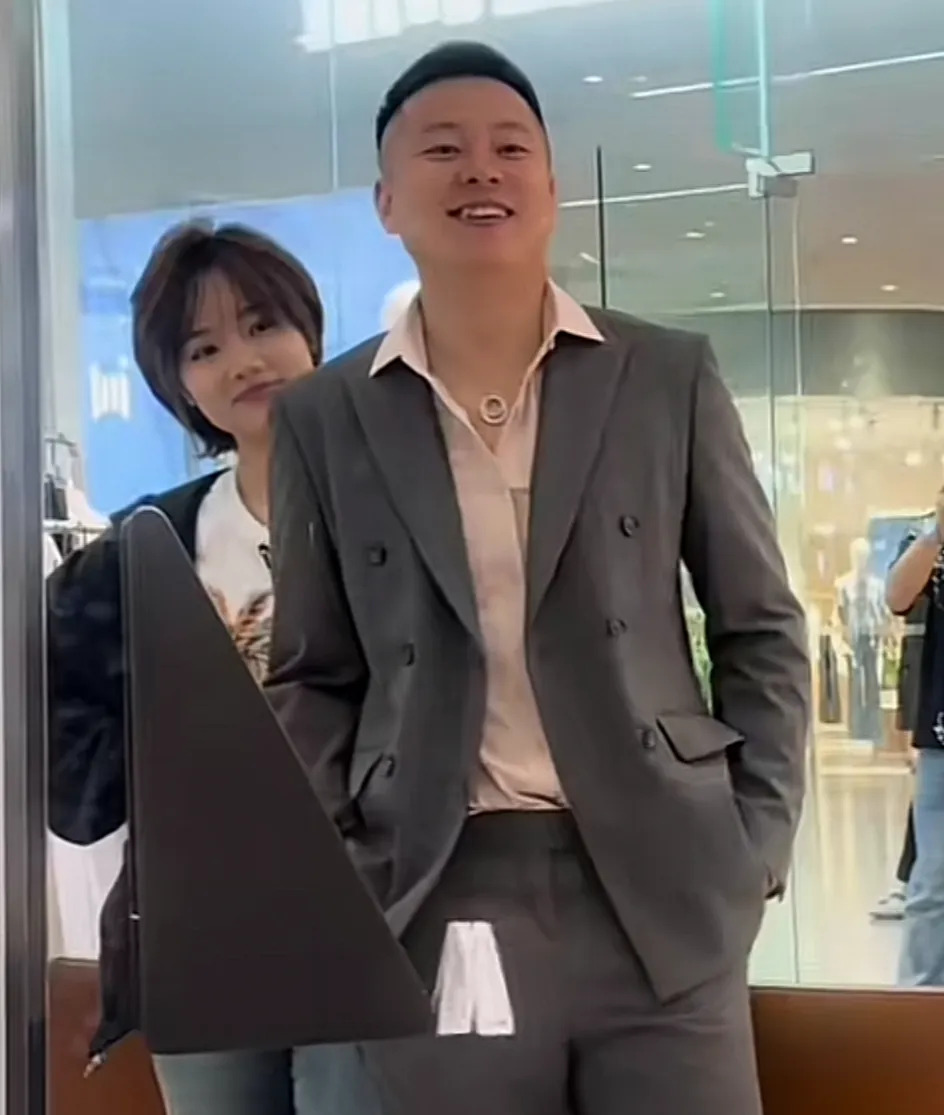 抖音胜仔三斤疑似恋爱

















我的天哪！抖音顶流CP要
