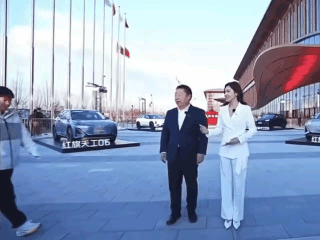 孙颖莎太搞笑了，孙颖莎代言红旗新车现场，当主持人与品牌方相关领导，正在对着镜头介