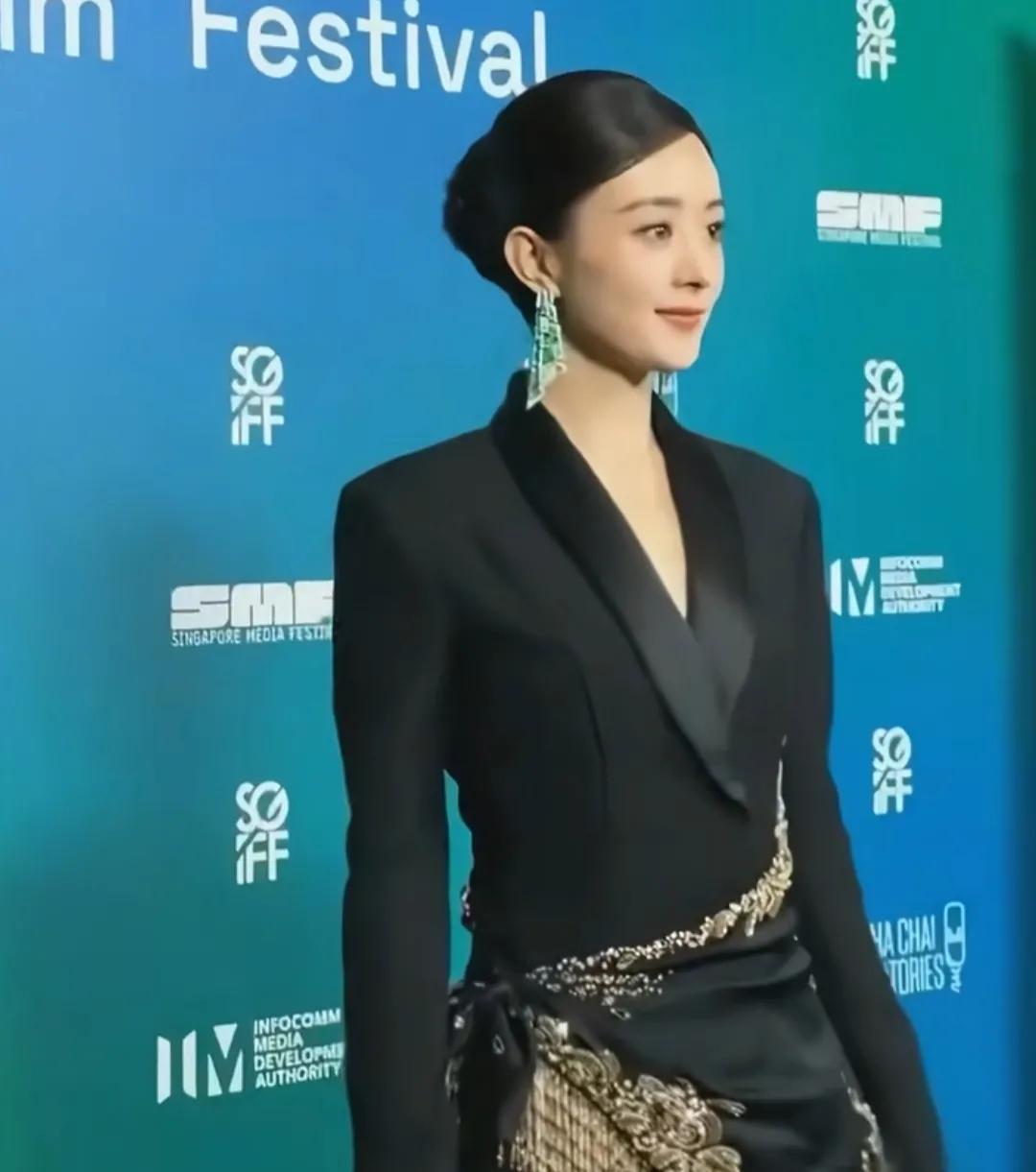 应用家人们谁懂啊!刷到了赵丽颖新加坡电影节的路透图，这次真的要狠狠夸夸她的造型师