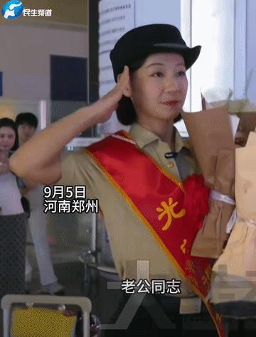 “太甜人了！”近日，河南郑州一退役小伙来车站接自己当兵12年退役的女友，那满满的