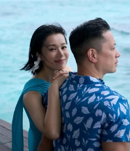 近日，胡杏儿全家去马尔代夫度假，三个儿子不要太开心。

胡杏儿是香港演员，197