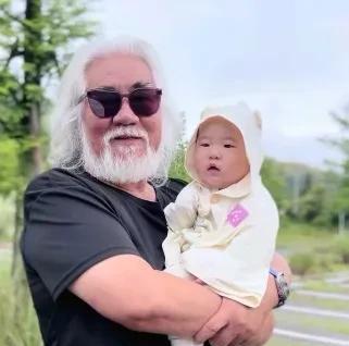 张导这个基因真是太强大了，小龙珠是长得越大越像他。
小龙珠现在剪掉了头发，乍一看