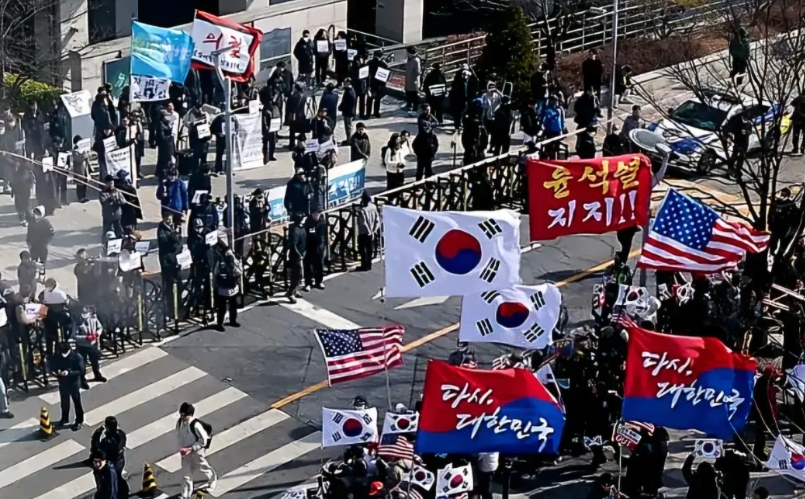 快讯快讯！

尹锡悦刚刚获释，大批韩国民众抗议，在街头，甚至能看到老美的国旗，真