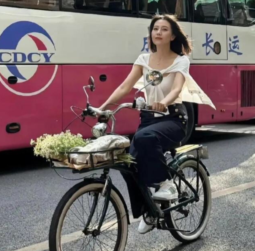 45岁高圆圆在成都街头骑自行车被拍到，穿搭休闲接地气！其实，高圆圆还经常骑单车接