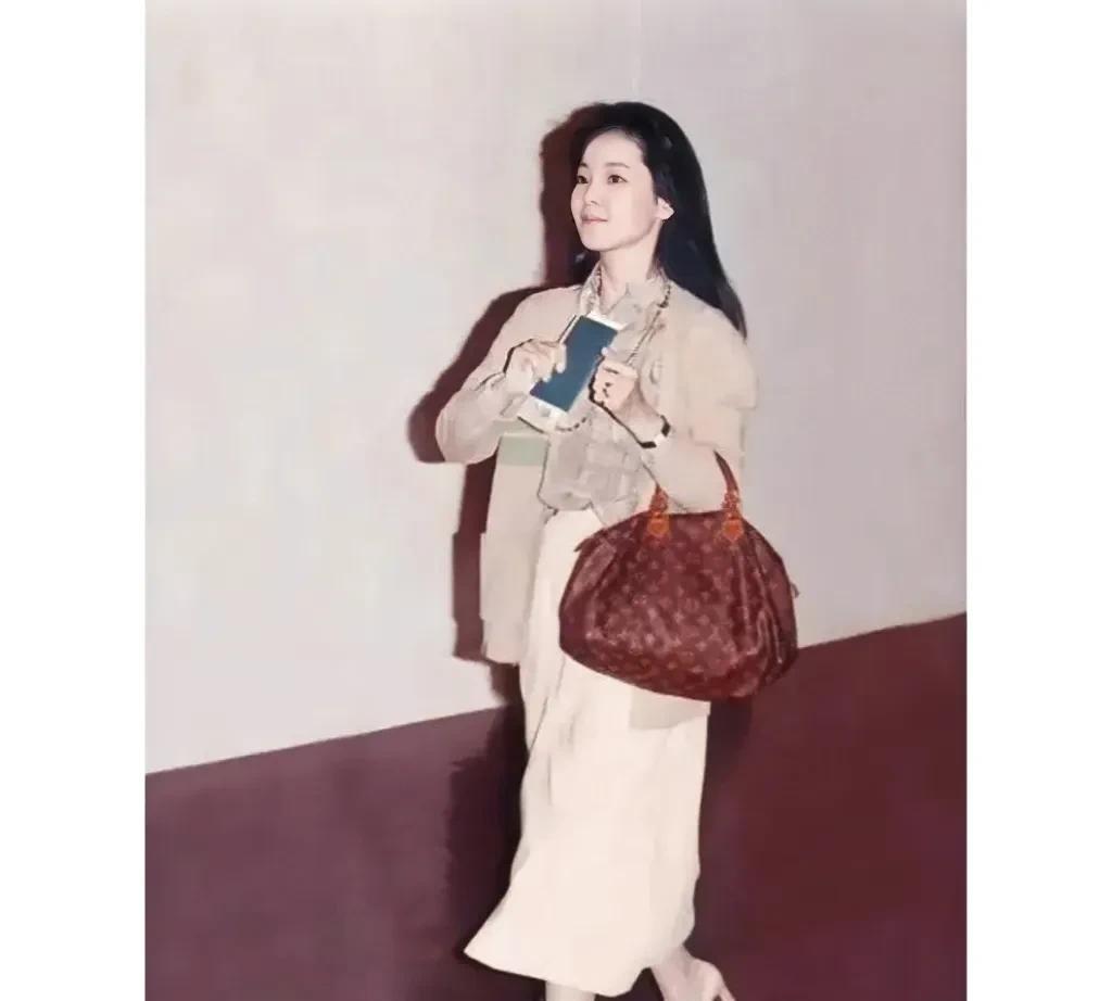 这张照片展现出了一代歌后邓丽君上世纪80年代初在机场贵宾走廊匆匆赶飞机时的情景，