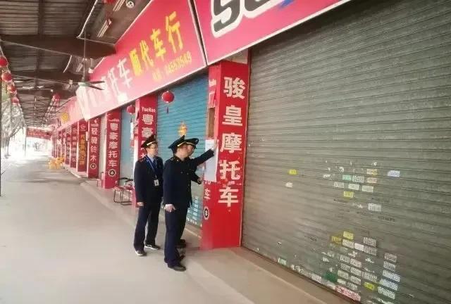 郑州这段时间正值三伏天
所以除了出门到附近等菜店
没咋出去逛
明天想回家看看老人