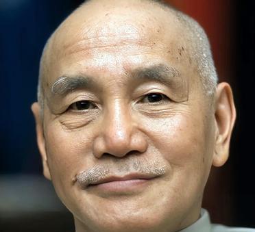 此人面相如何。从年轻到晚年，许多人都认为他是光头。实际上，他并非光头，只是头发稀
