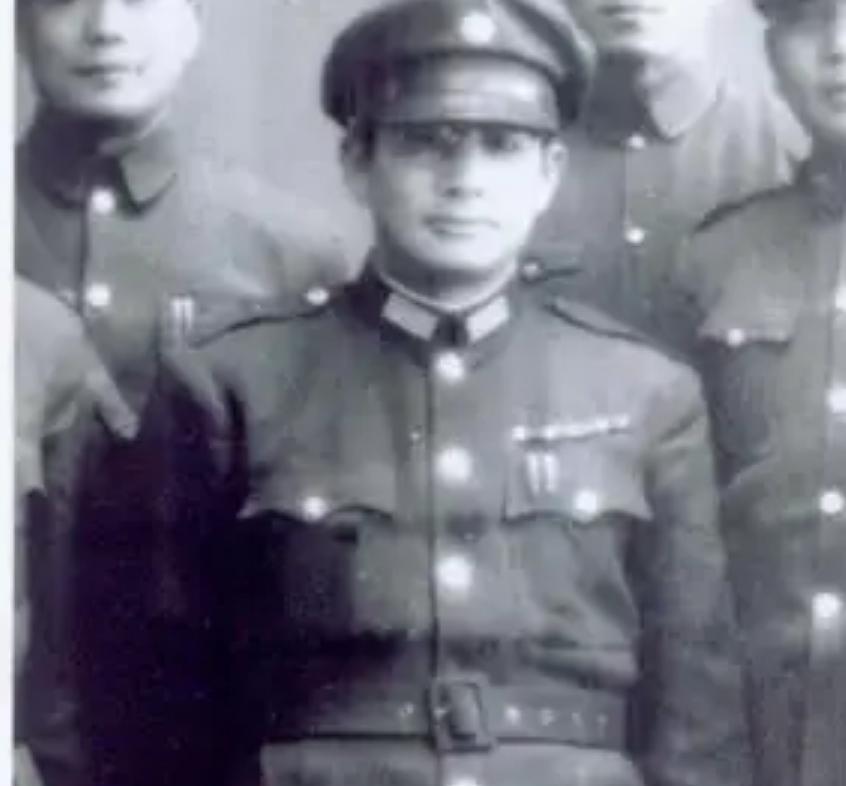 张灵甫回家称想吃饺子，妻子忙割韭菜，他却妻子脑后开了一枪
1935年冬天，有一天