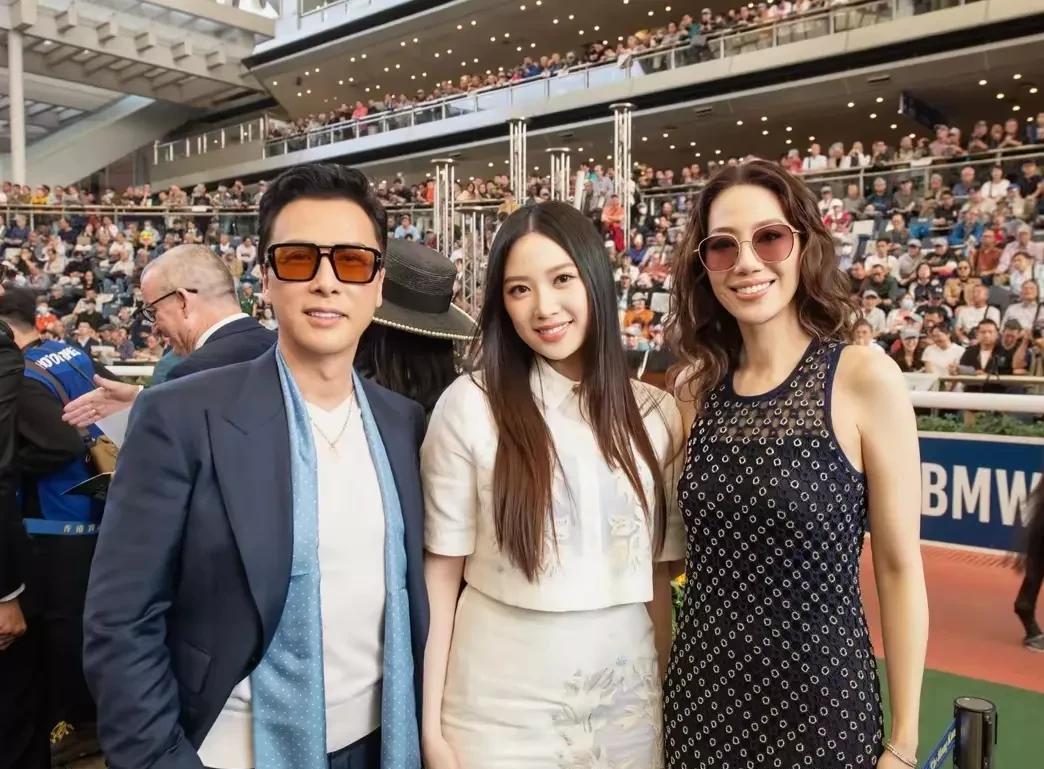 62岁的甄子丹第13次作为打吡大使和家人一起出席香港打吡现场，全家福照片个个颜值
