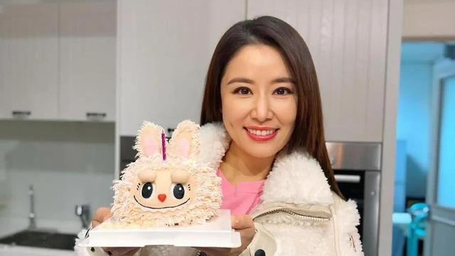 林心如御用化妆师晒照为其庆生，49岁心如貌美如花，状态好到爆