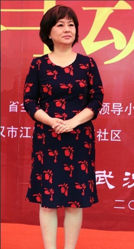 当年她是央视里一等一的美女主持人，现在老了，身体发福，虎背熊腰的，真实颜值一言难