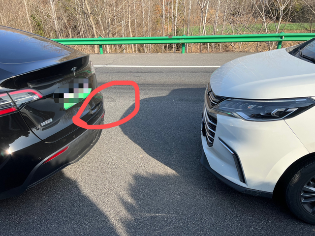 这个车维修有点高
这么点伤痕维修1.3万，拆下来看说不好钣金，要更换新的，一面漆