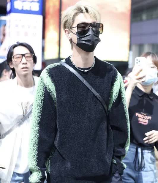 秦霄贤最近参加了《我们恋爱吧》。他之前被前女友爆料出轨、冷暴力等，闹得沸沸扬扬。