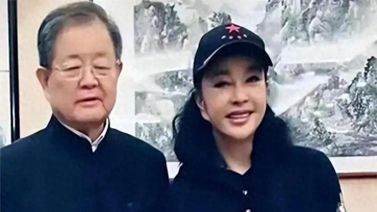 74岁刘晓庆拍完短剧即返美考驾照，精力旺盛真是特种兵一样的女