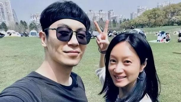 美人迟暮？婚姻亮红灯？40多岁的沈佳妮用素颜告诉你，活得漂亮才是真
