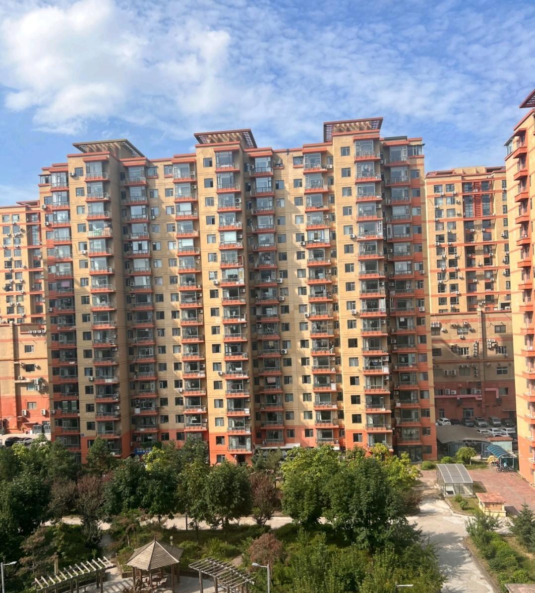 现在的房价还是有点虚高，县城的房价五六千还是很普遍的，降价是必然的，但你觉得赔钱