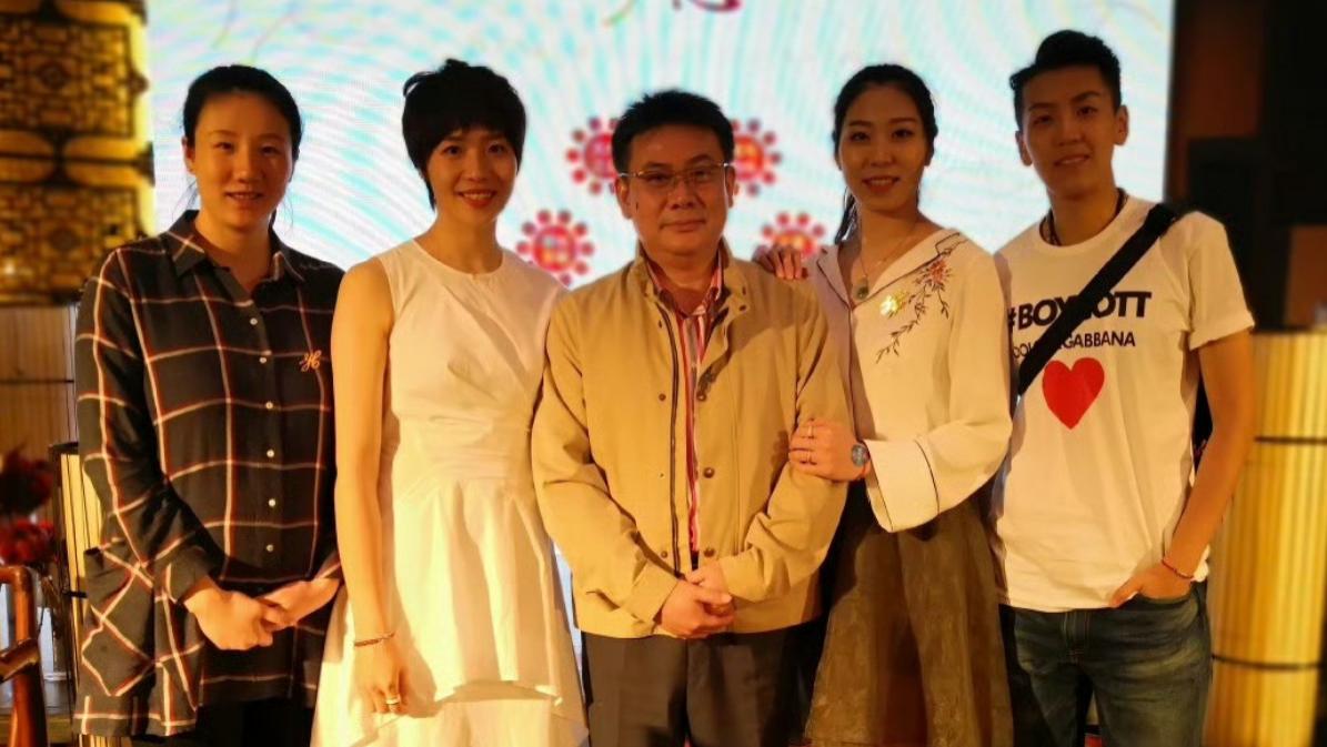 罕见的中国女排五大功臣合影：蔡斌很面善，魏秋月穿白裙优雅大方