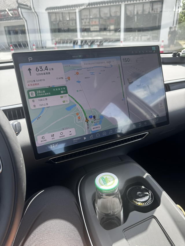 小鹏m03
小鹏M03驾驶轻盈灵巧，底盘调校偏向舒适。续航扎实，智能座舱交互流畅