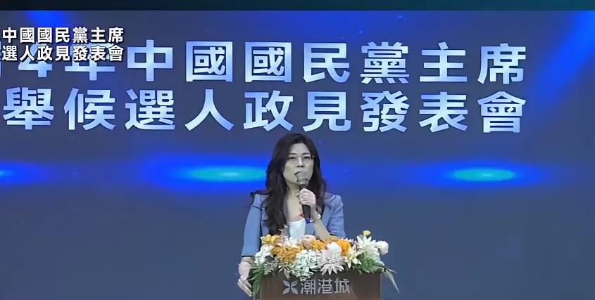 郑丽文的选战路线走对了，这几天郑丽文往台南与高雄等地跑，拼命走访基层，就是要唤醒