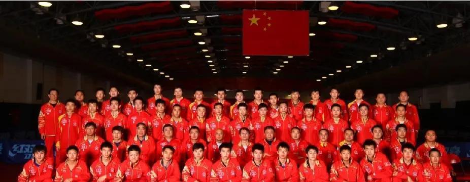 闭眼少年熬成冠军
当年大合影，就他一个闭眼，全队最不起眼的背景板。
现在再看，合