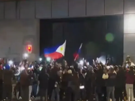 海牙国际刑事法院门口被抗议人群围得水泄不通，国际刑事法院这是在公然支持吸毒贩毒，
