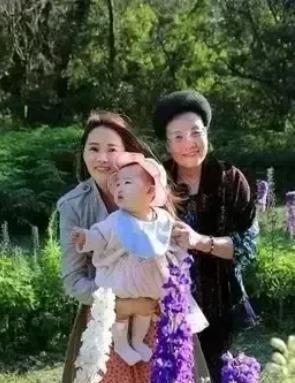 2020年，52岁的伊能静，试探性地问婆婆:我再努努力，给你再生一个孙子怎么样？