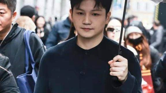 樊振东低调现身厦门，一身装备引热议，衣着朴素装饰奢华，名表近50万