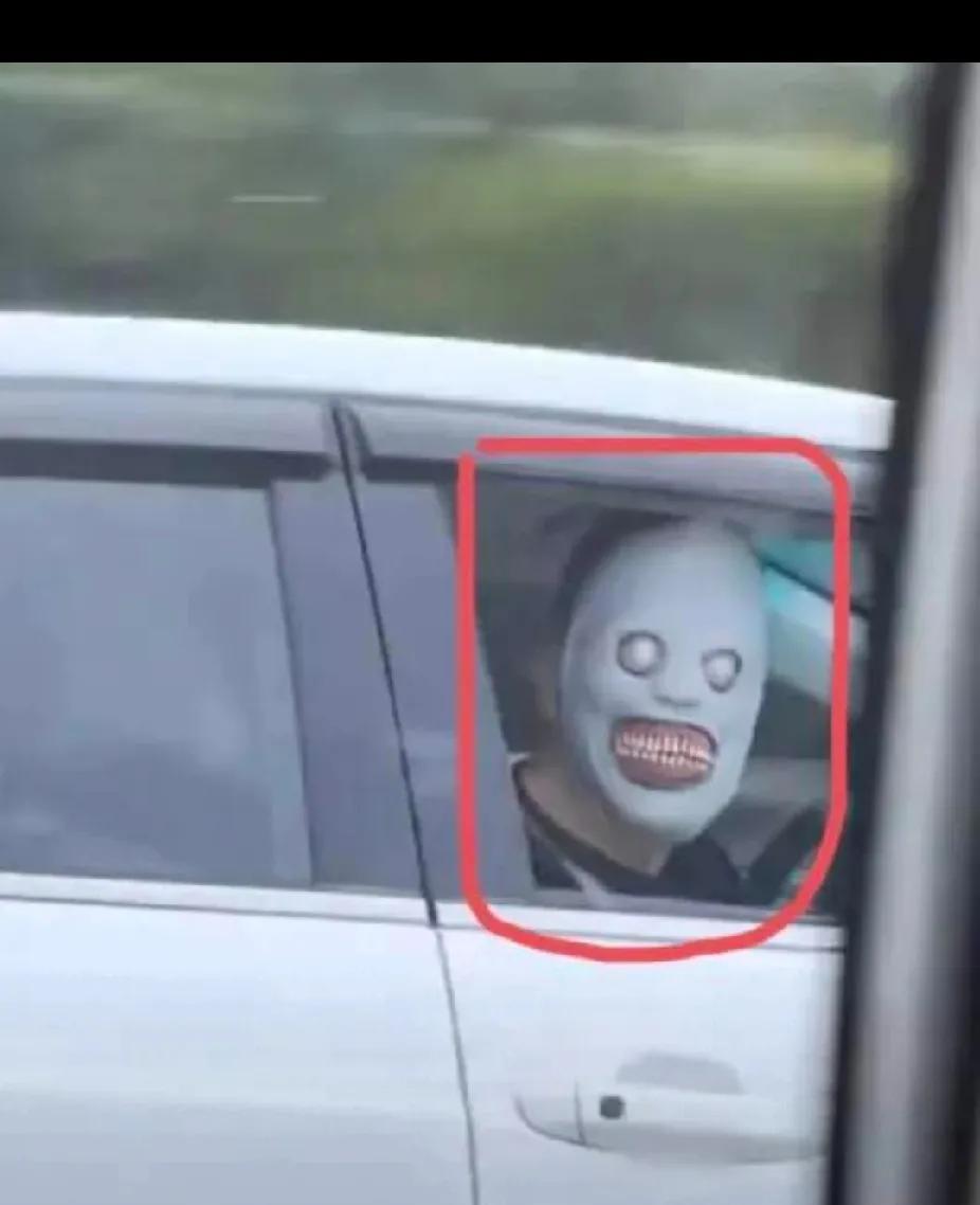 高速“面具哥”被警察叔叔找到了，原来他是一名42岁外国来的男老师...
8月24