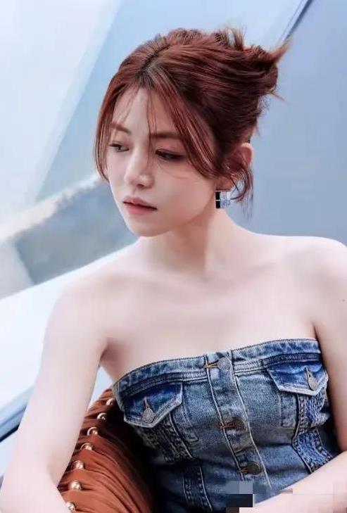  孩子归女方，陈晓出抚养费，对于离异家庭的孩子来说，挺好的选择。
孩子学费一年2