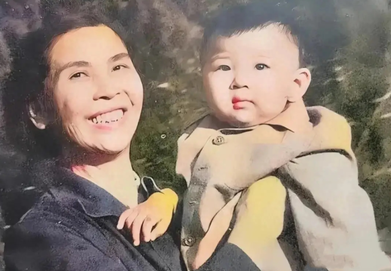 60年代，贺子珍与外孙的一张温馨合影，笑得真开心！

在上个世纪 60 年代，有